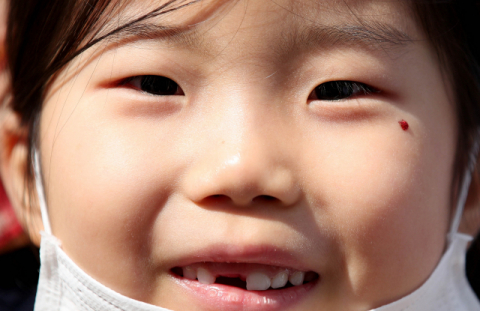1일 오후 대구 중구 2·28기념공원에서 3·1절 100주년 기념 독도 수호 게릴라 캠페인에 참가한 어린이들이 눈 옆에 독도를 상징하는 점을 찍고 활짝 웃고 있다. 김영진 기자 kyjmaeil@imaeil.com