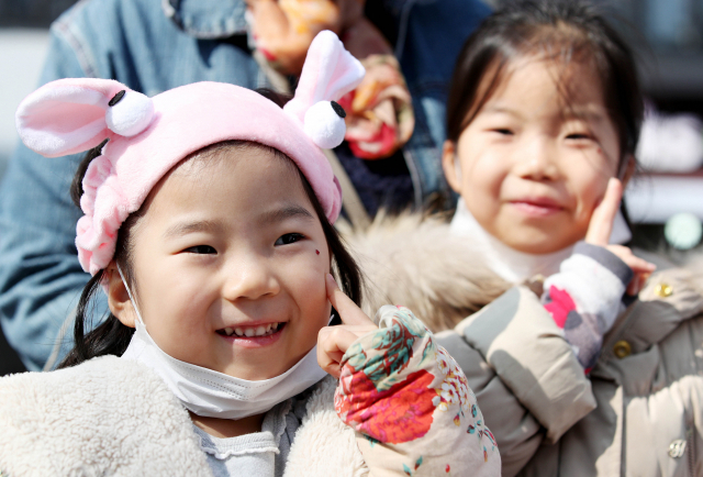 1일 오후 대구 중구 2·28기념공원에서 3·1절 100주년 기념 독도 수호 게릴라 캠페인에 참가한 어린이들이 눈 옆에 독도를 상징하는 점을 찍고 활짝 웃고 있다. 김영진 기자 kyjmaeil@imaeil.com