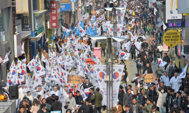 1일 오후 포항 북구 덕산동 육거리에서 시작된 3.1절 포항만세축제 거리퍼레이드 행렬이 중앙상가 거리를 지나고 있다. 포항시 제공.