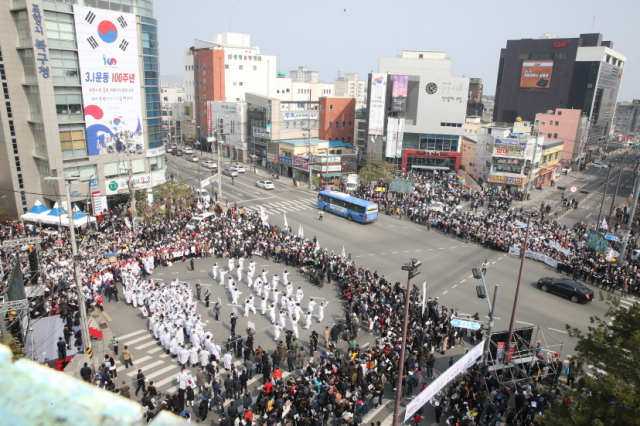 1일 오후 3.1절 포항만세축제 본 무대가 설치된 포항 북구 덕산동 육거리에 태극기를 든 시민 3천여 명이 운집해 있다. 포항시 제공.