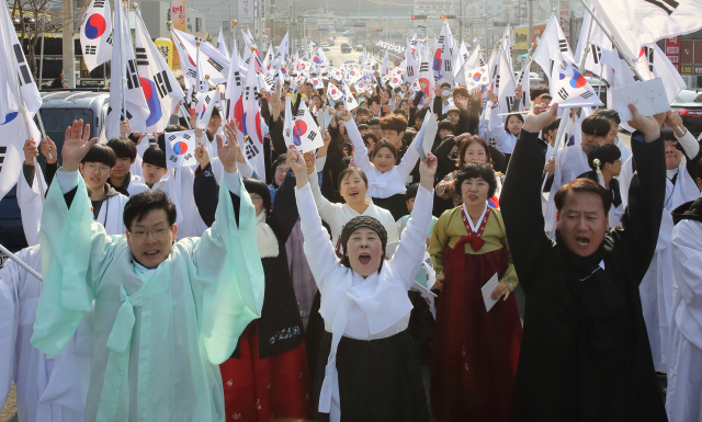 칠곡군 석적읍 주민들이 1일 시가지를 돌며 1919년 당시 