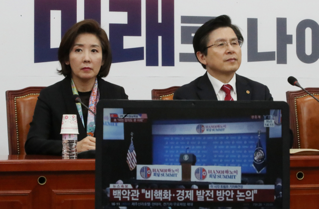 28일 오후 자유한국당 황교안 대표와 나경원 원내대표가 국회에서 2차 북미정상회담 관련 트럼프 대통령 기자회견을 기다리고 있다. 연합뉴스