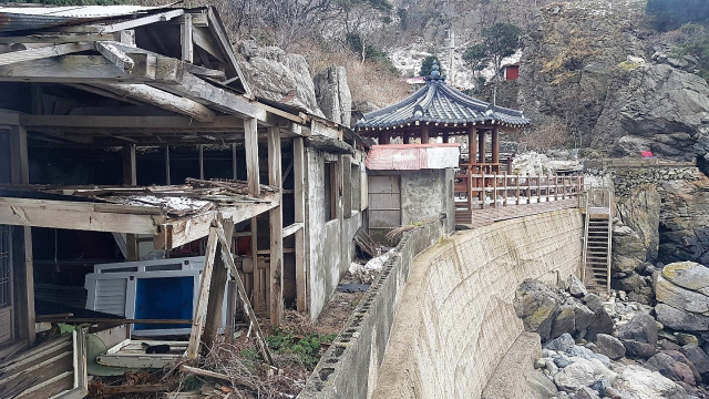 관광지 시설지구로 지정됐지만 조성 사업이 흐지부지되면서 10년 이상 방치돼 있는 울릉군 서면 태하리 학포마을 주택. 박기호 기자