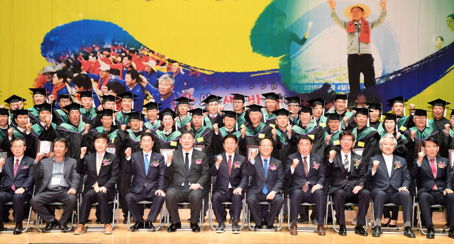 지난달 28일 열린 경북농민사관학교 합동 개강식 참가자들이 기념 촬영을 하고 있다. 경북도 제공