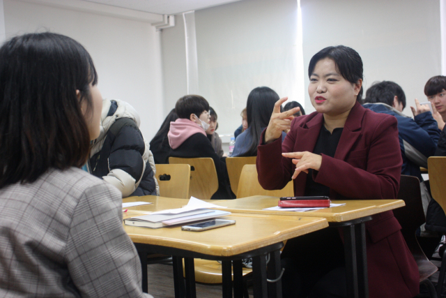 지난달 25일 대구대학교 입학식에서 류정은(44) 수어통역사가 청각장애 신입생에게 수화통역을 하고 있다. 대구대학교에는 석·박사 과정을 포함해 50여명의 청각 장애 학생들이 재학중이다. 이주형 기자