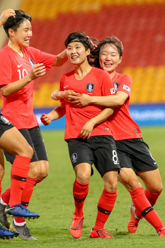 3일 호주 브리즈번 선코프스타디움에서 열린 호주 4개국 친선대회 2차전에서 호주를 상대로 프리킥 골을 넣은 지소연(가운데)이 기뻐하고 있다. AFP 연합뉴스