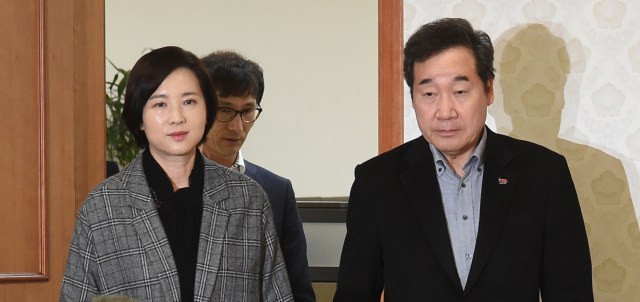 2일 오전 종로구 정부서울청사에서 열린 한국유치원 총연합회 개학연기 대응 긴급 관계부처·지자체 회의에서 이낙연 국무총리(오른쪽)와 유은혜 사회부총리 겸 교육부 장관이 굳은 표정으로 회의실로 들어오고 있다. 연합뉴스