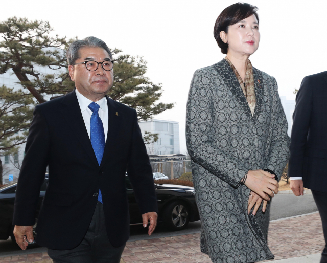 유은혜 부총리 겸 교육부 장관(오른쪽)과 이재정 경기도 교육감이 4일 오전 경기도 용인시 처인구 용인교육지원청에 설치된 사립유치원 입학연기 비상대책 상황반을 방문하기 위해 차에서 내려 입장하고 있다. 연합뉴스