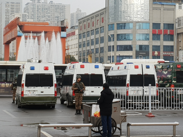 김정은 북한 국무위원장이 탄 전용열차가 중국 후난성 창사(長沙)를 통과한 3일 오전 창사역 앞, 총을 든 군인들이 경계 근무를 서고 있다. 연합뉴스
