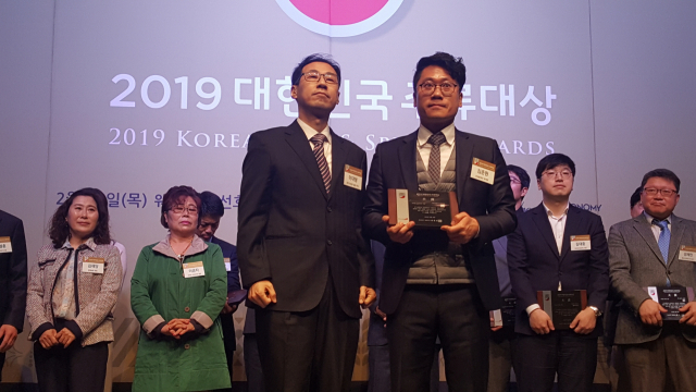 김기진(왼쪽) 산내들와인 대표와 아들 김준원(오른쪽) 씨가 대한민국 주류대상을 받았다. 영주시 제공