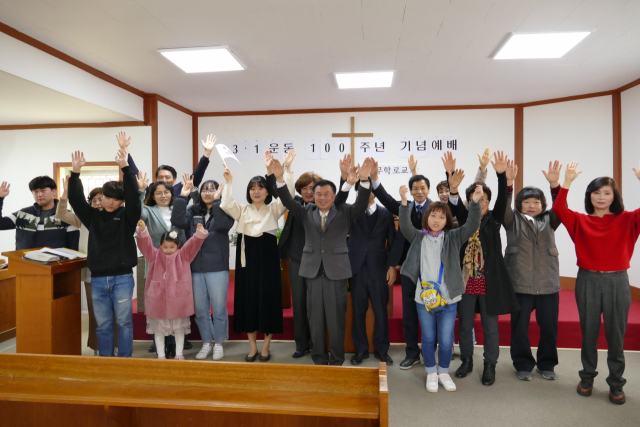 하양무학로교회가 33년 동안 삼일절과 광복절에 이를 기리는 기념 예배와 만세삼창을 하고 있다. 올해 3일 열린 삼일절 기념 예배에서 조원경 목사와 신자들이 대한독립만세 삼창을 하고 있다. 김진만 기자