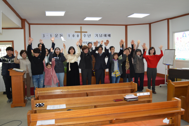 하양무학로교회가 33년 동안 삼일절과 광복절에 이를 기리는 기념 예배와 만세삼창을 하고 있다. 올해 3일 열린 삼일절 기념 예배에서 조원경 목사와 신자들이 대한독립만세 삼창을 하고 있다. 김진만 기자
