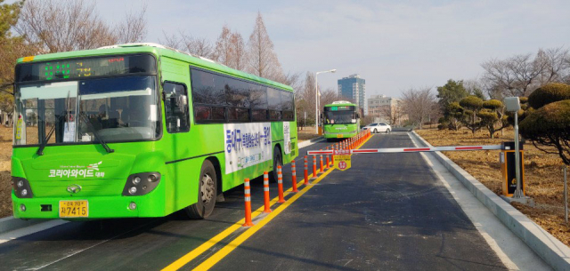 3월부터 818번 시내버스가 대구대학교 경산캠퍼스 내 운행을 시작해 캠퍼스 내로 버스가 진입하고 있다.