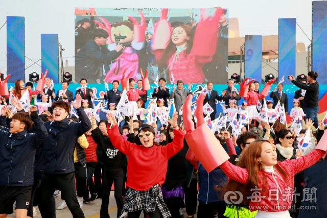 울진 후포에서 열린 대게와 붉은대게 축제가 42만 명의 관광객이 찾는 등 높은 관심과 참여 속에 성황리에 막을 내렸다. 울진군 제공