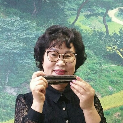 하모니카를 연주하고 있는 이찬희 씨.