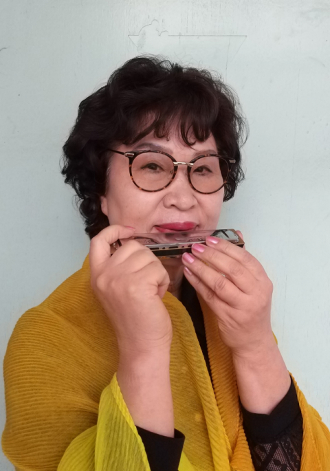 하모니카를 연주하고 있는 이찬희 씨.