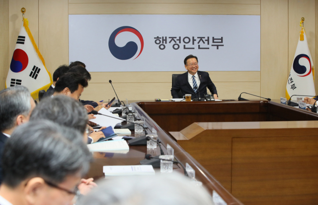김부겸 행정안전부 장관이 지난달 25일 세종시 정부세종2청사 행정안전부에서 열린 확대간부회의에서 웃음짓고 있다. 연합뉴스