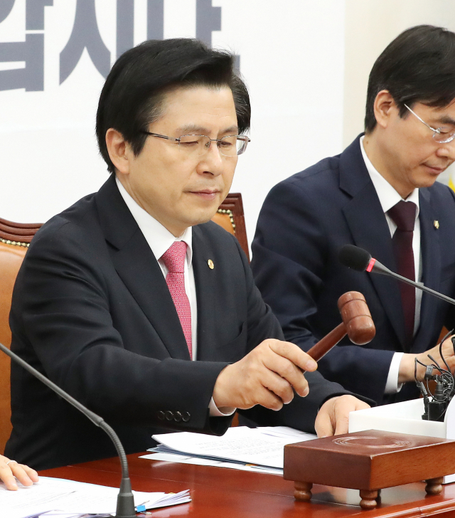 자유한국당 황교안 대표가 4일 오전 국회에서 열린 최고위원회의에서 의사봉을 두드리고 있다. 연합뉴스