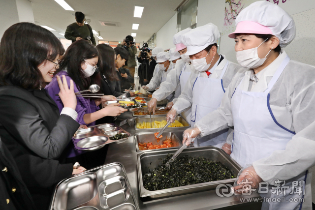 시민단체가 대구지역 고교 무상급식 전면 시행을 촉구했다. 내년부터 경북이 고교 무상급식을 시행하게 되면 대구은 전국 유일하게 고교 무상급식을 하지 않는 지역이 된다. 사진은 대구지역 중학교 무상급식 장면. 매일신문 DB