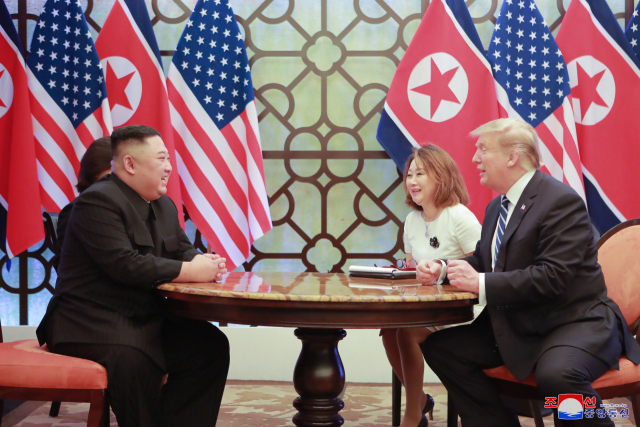 도널드 트럼프 대통령과 김정은 국무위원장이 지난달 베트남 하노이 메트로폴 호텔에서 단독회담을 하고 있는 모습. 연합뉴스