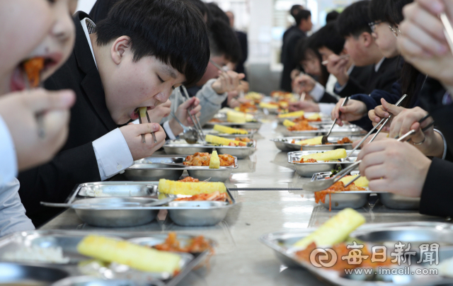 경북이 고교 무상급식 대열에 합류하면서 대구가 전국에서 유일하게 이 제도를 시행하지 않는 곳으로 남게 됐다. 다만 중학교 무상급식은 올해부터 전면 실시 중이다. 서대구중 학생들의 점심 식사 모습. 매일신문 DB