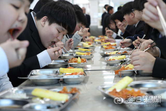 대구 한 중학교 학생들이 학교 급식실에서 점심 식사를 하고 있다. 매일신문 DB