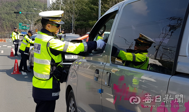 음주운전을 뿌리뽑기 위해 경찰들이 낮시간 장소를 바꿔가며 게릴라식 음주 단속에 나서고 있다. 이통원 기자