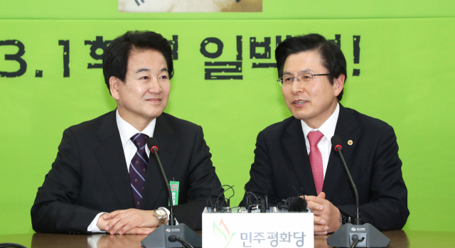 자유한국당 황교안 신임 당대표(오른쪽)가 4일 오전 인사차 국회 본청 민주평화당 대표실을 찾아 정동영 대표와 환담하고 있다. 연합뉴스