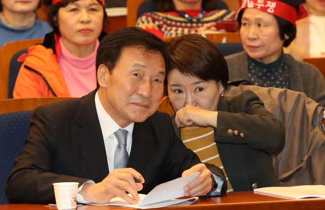 바른미래당 손학규 대표가 4일 국회 헌정기념관에서 열린 당 아파트특위의 