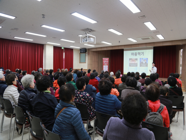 문선재 봉화군보건소 공중보건의가 어르신들을 대상으로 심혈관 예방 교육을 하고 있다. 봉화군 제공