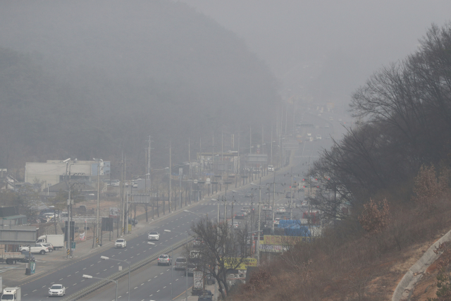 전국적으로 미세먼지가 기승을 부리는 5일 경기도 의정부시 자일동에서 인접한 포천시 축석고개가 보이지 않고 있다. 연합뉴스 #최악의 미세먼지 #미세먼지 마스크 #서울 초미세먼지 #미세먼지 마스크 KF99 #kf99 #공기청정기 순위 #황사마스크kf94 #마스크 #중국 미세먼지 #코마스크 #위닉스 공기청정기