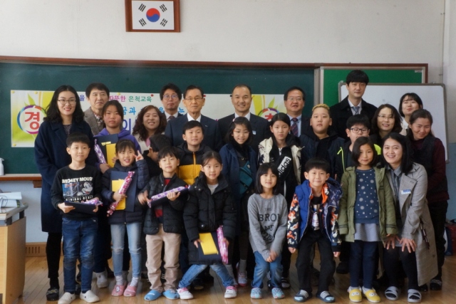 지난 4일 태준제약 이태영 회장이 모교인 상주 은척초교 무릉분교 전교생 14명에게 장학금을 전달한 뒤 기념촬영을 했다. 상주 은척초교 제공
