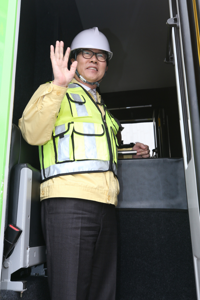 22일 오후 광주 서구청 앞에서 조명래 환경부 장관이 환경미화원 안전을 위해 서구에서 새롭게 도입한 