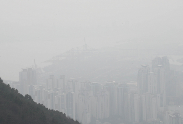 미세먼지가 기승을 부린 5일 오후 부산 황령산에서 바라본 부산 북항재개발 부지 일대가 뿌연 모습을 보이고 있다. 부산은 미세먼지와 초미세먼지 농도가 모두 나쁨 수준을 보이고 있다. 연합뉴스