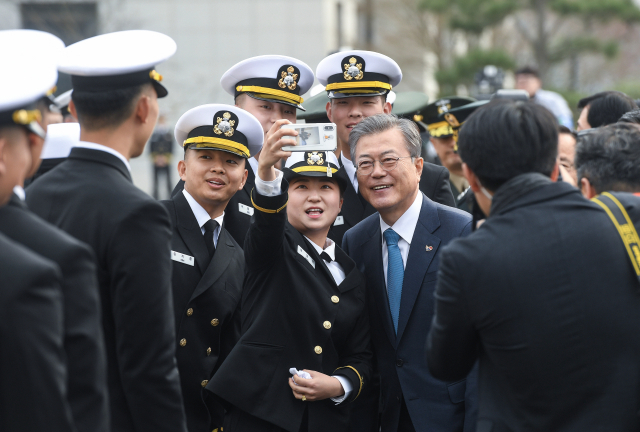 문재인 대통령이 5일 오후 경남 창원시 진해구 해군사관학교에서 열린 제73기 졸업 및 임관식이 끝난 뒤 신임 소위들과 함께 기념촬영을 하고 있다. 연합뉴스