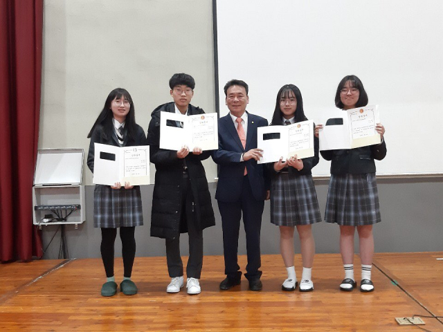 대석통상 마홍근 회장은 지난 4일 모교인 다사고 입학식을 맞아 장학금 100만원을 전달했다.마회장의 장학금 전달은 올해로 4년째 이어지고 있다.