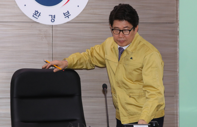 서울·인천·경기 등에서 미세먼지 비상저감조치가 처음으로 닷새째 연속 시행된 5일 세종시 정부세종청사 환경부에서 열린 고농도 미세먼지 비상저감조치 시·도 점검회의에 조명래 환경부 장관이 민방위 복장으로 자리에 앉고 있다. 연합뉴스