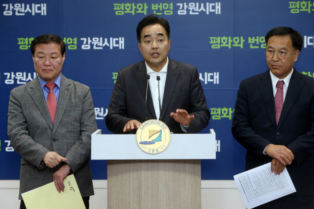 5일 오후 강원도청 브리핑룸에서 김진하 양양군수(오른쪽부터), 주원석 플라이강원 대표, 정만호 도 경제부지사가 