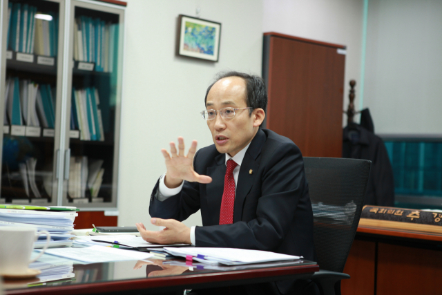 자유한국당 전략기획부총장으로 선임된 추경호 국회의원(대구 달성)이 5일 국회 의원회관에서 내년 총선까지 당의 전략과 행보에 대한 견해를 밝히고 있다. 추경호 의원실 제공
