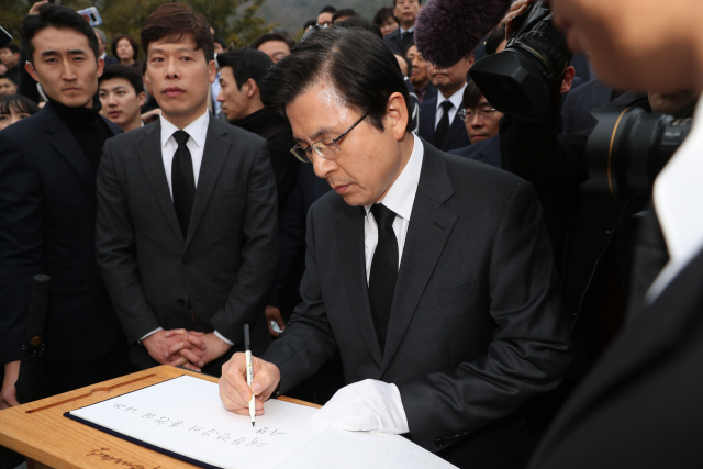 자유한국당 황교안 대표가 5일 오후 경남 김해시 진영읍 봉하마을 고 노무현 전 대통령 묘역을 참배 후 방명록을 적고 있다. 연합뉴스