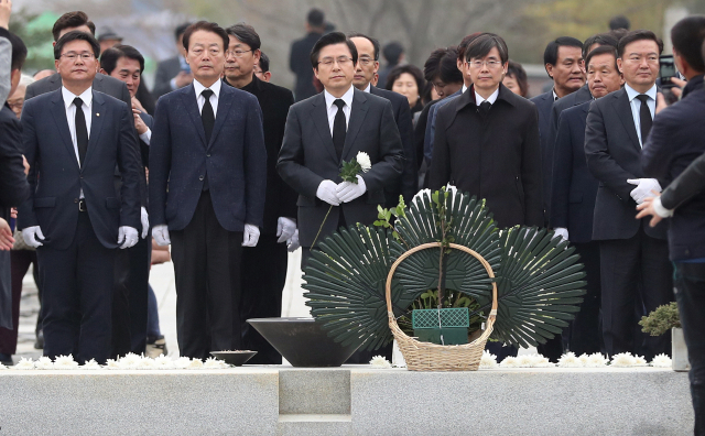 자유한국당 황교안 대표가 5일 오후 경남 김해시 진영읍 봉하마을 고 노무현 전 대통령 묘역을 참배하며 헌화하고 있다. 연합뉴스