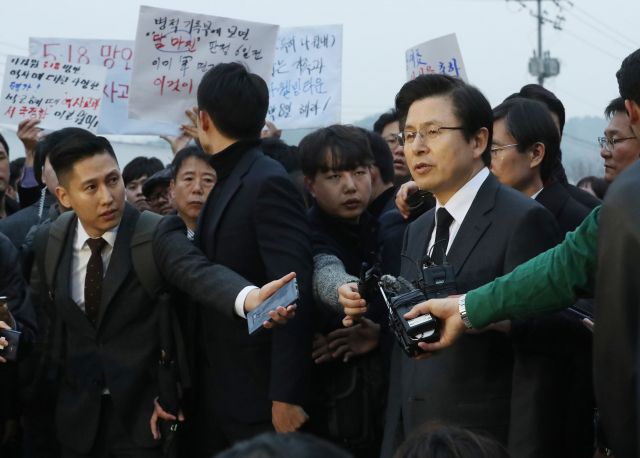 자유한국당 황교안 대표가 5일 오후 경남 김해시 진영읍 봉하마을 고 노무현 전 대통령 묘역 참배와 권양숙 여사를 예방한 후 기자들의 질문에 답하고 있다. 연합뉴스