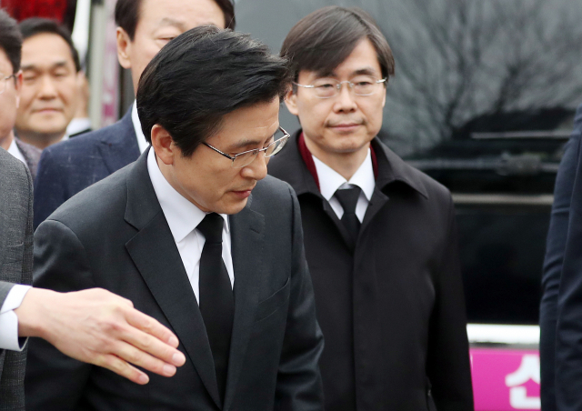 자유한국당 황교안 대표가 5일 오후 경남 김해시 진영읍 봉하마을 고 노무현 전 대통령 묘역에 도착 후 현장에 있는 시민들에게 인사하고 있다. 연합뉴스