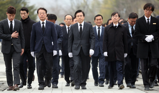 자유한국당 황교안 대표가 5일 오후 경남 김해시 진영읍 봉하마을 고 노무현 전 대통령 묘역을 참배하고 있다. 연합뉴스