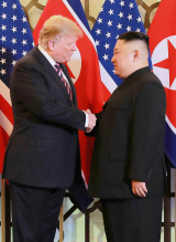 지난달 27일 베트남 하노이에서 열린 북미 정상회담에서 트럼프 대통령과 김정은 위원장이 만나 악수하고 있는 모습. 연합뉴스