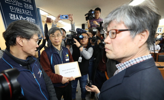 18일 오후 경제사회노동위원회에서 민주노총 이주호 정책실장(가운데)이 경사노위 박태주 상임위원(오른쪽)에게 노동시간제도개선 관련 입장문을 전달하고 있다. 이날 탄력근로제 확대 적용 문제에 관한 논의를 위한 경사노위는 민주노총의 입장문 전달 후 열렸다. 연합뉴스