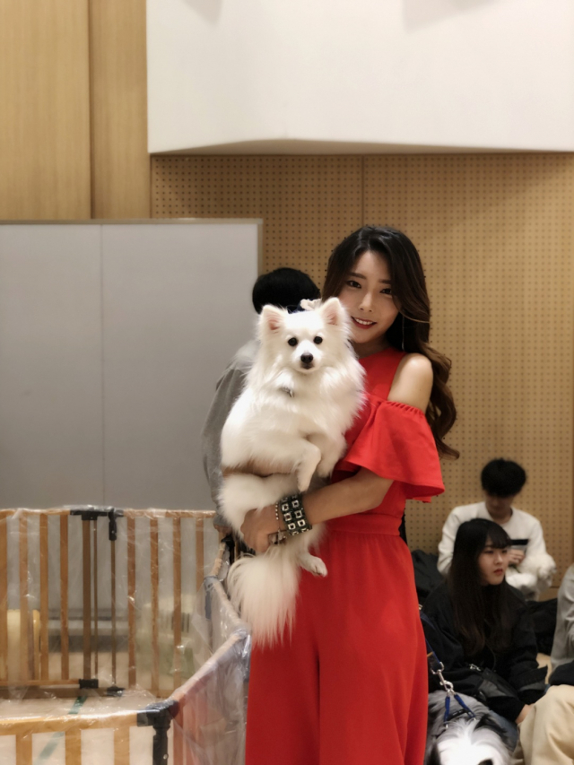 반려동물 입학식에 참여한 가수 메이린. 채우컴퍼니 제공.