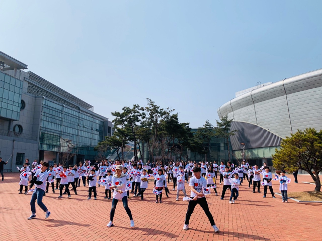3·1만세운동 100주년을 맞아 지난 1일 청송군종합문화복지타운 일원에서 지역 학생 160여 명이 독도사랑 플래시몹 행사 가졌다. 청송군 제공