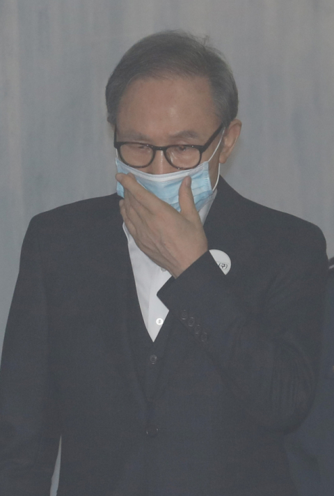110억원대 뇌물수수와 350억원대 다스 횡령 등 혐의로 구속기소 된 이명박 전 대통령이 6일 오전 서초구 서울고법에서 열린 속행공판에 출석하기 위해 호송차에서 내려 법정으로 향하고 있다. 법조계에 따르면 서울고법 형사1부는 이날 이 전 대통령의 항소심 속행 공판에서 보석(보증금 등 조건을 내건 석방) 허가 여부를 고지할 예정이다. 연합뉴스