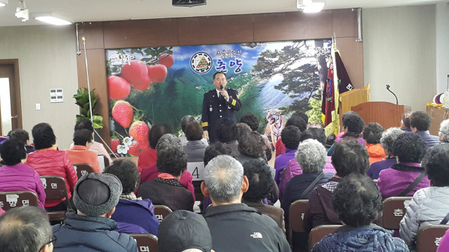 박재천 봉화경찰서 춘양파출소장이 어르신들을 대상으로 교통사고 예방 교육을 하고 있다.